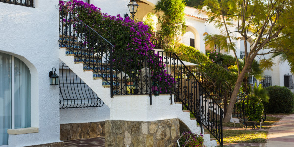 Pintar Fachadas de Casas Unifamiliares / Chalets La Latina · Pintura para Pintado de Balcones, Barandillas, Terrazas y Exteriores