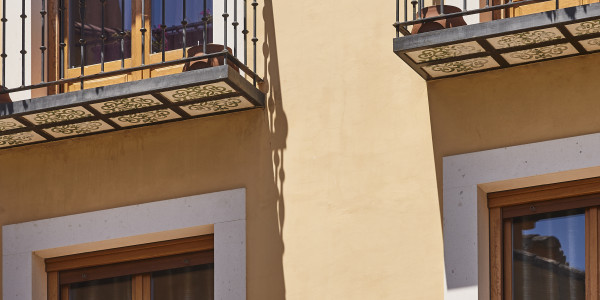 Pintar Fachadas de Casas Unifamiliares / Chalets La Latina · Pintura anticorrosiva para Barandillas, Rejas y otros Elementos