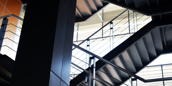 Pintar Fachadas de Empresas / Negocios / Locales Comerciales La Latina · Pintado de Escaleras