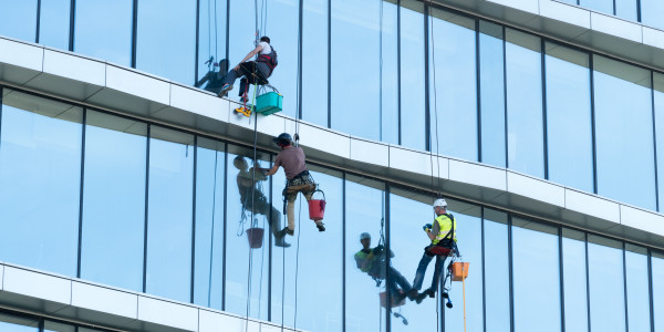 Trabajos Verticales en Fachadas de Edificios / Viviendas Ciudad Lineal · Pintado Económico y Rápido de Fachadas